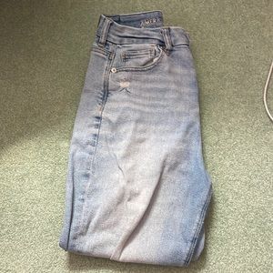 Women’s American eagle ripped mom jeans, high waisted.